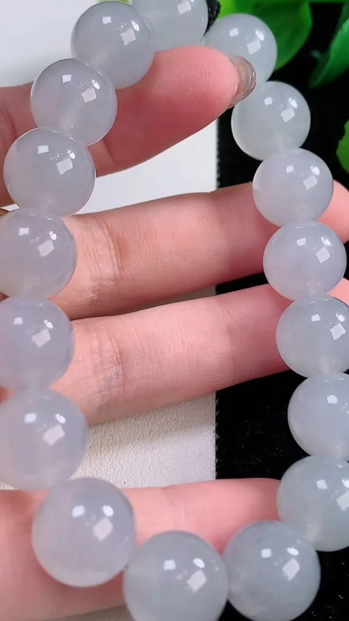 天然A货翡翠种白冰圆珠手串，尺寸12-17颗，重量:53.57g12月2日
工厂直销收藏佳品,种好水