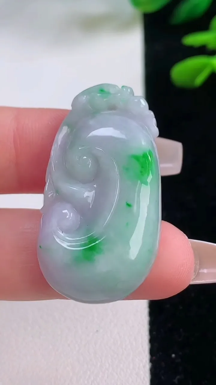 天然A货翡翠如意吊坠，尺寸37.2-19.8-5.9，重量:8.78g
12月2日