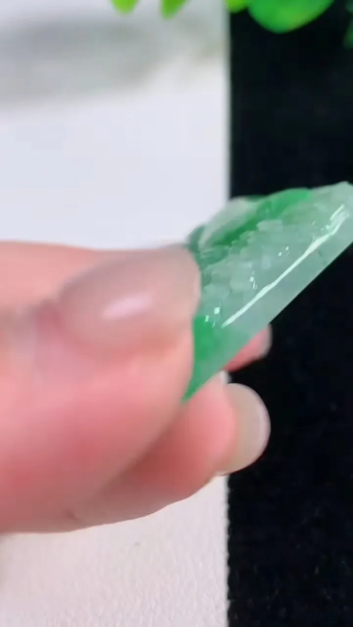 天然A货翡翠山水牌吊坠，尺寸50-35.6-5.4，重量:22.79g
12月2日