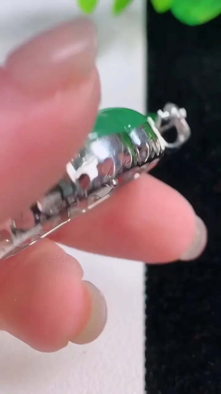 天然A货翡翠葫芦吊坠，尺寸473-34.8-24.8-11.7，重量:21.46g
12月2日