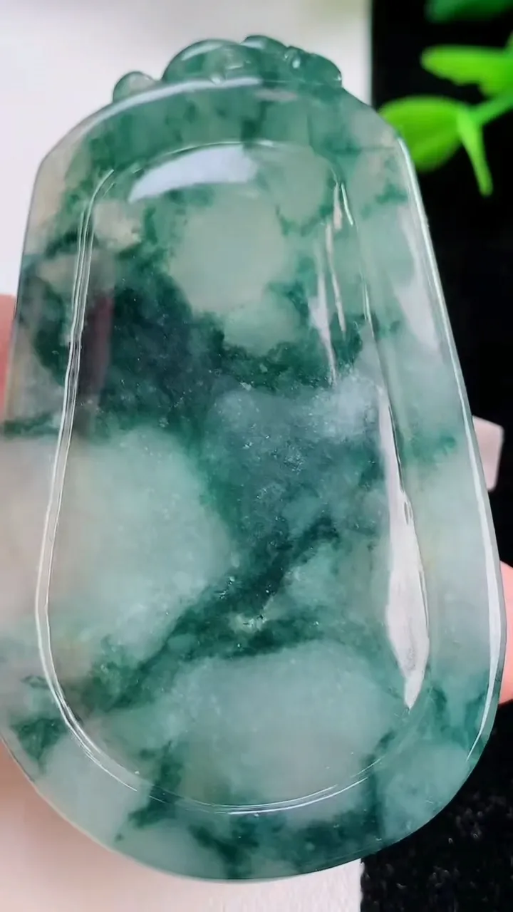 天然A货翡翠牌吊坠，尺寸65-40-10，重:45.00g
12月2日