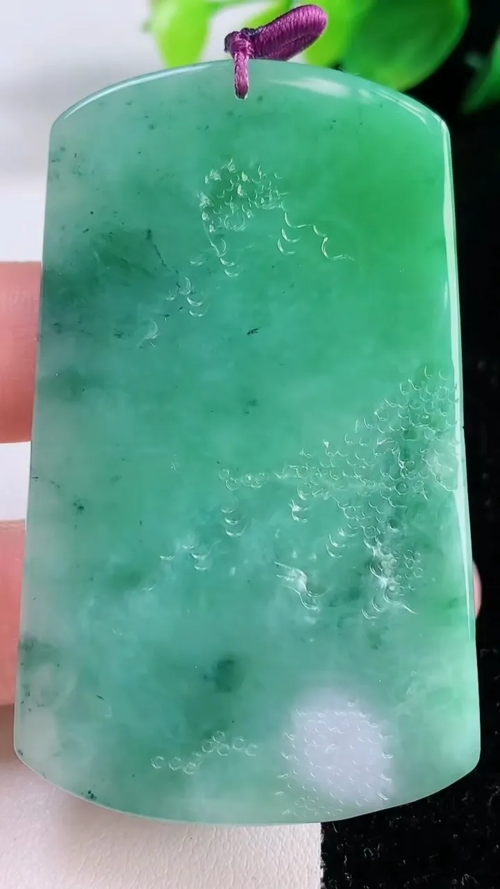 天然A货翡翠山水牌吊坠，尺寸64.4-38.2-6，重量:36.68g
12月2日