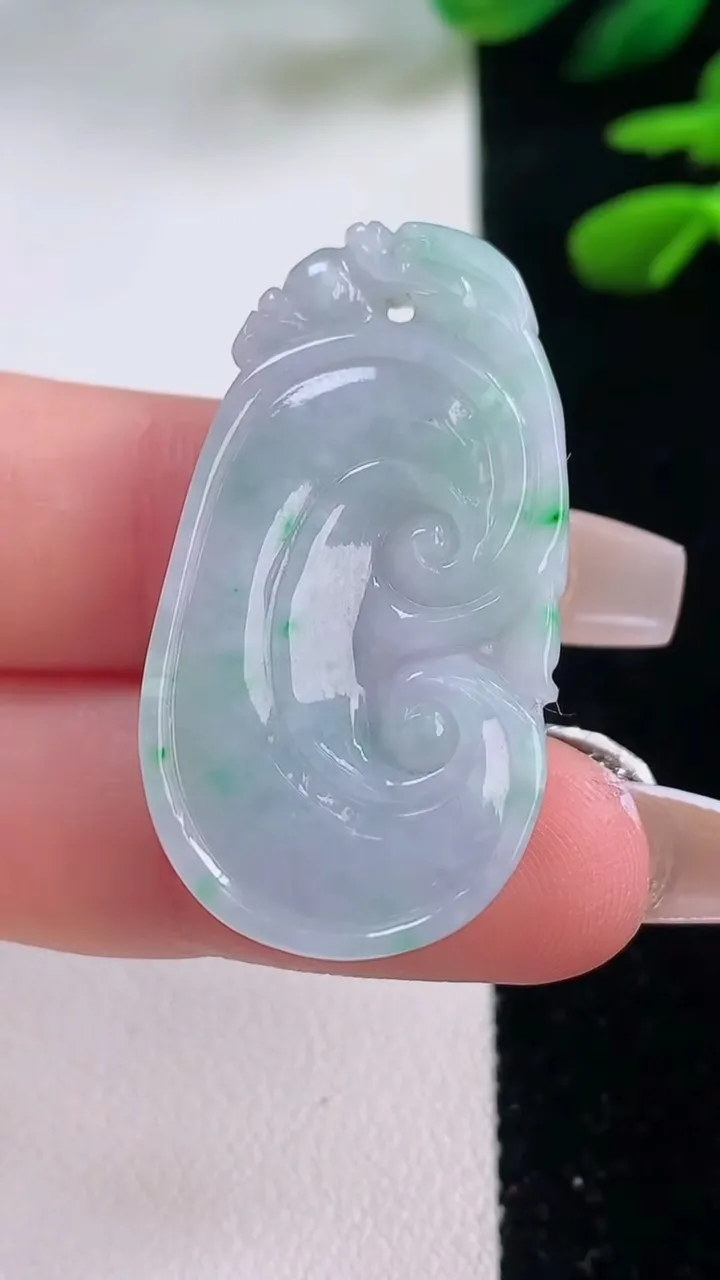 天然A货翡翠如意吊坠，尺寸37.2-19.8-5.9，重量:8.78g
12月2日