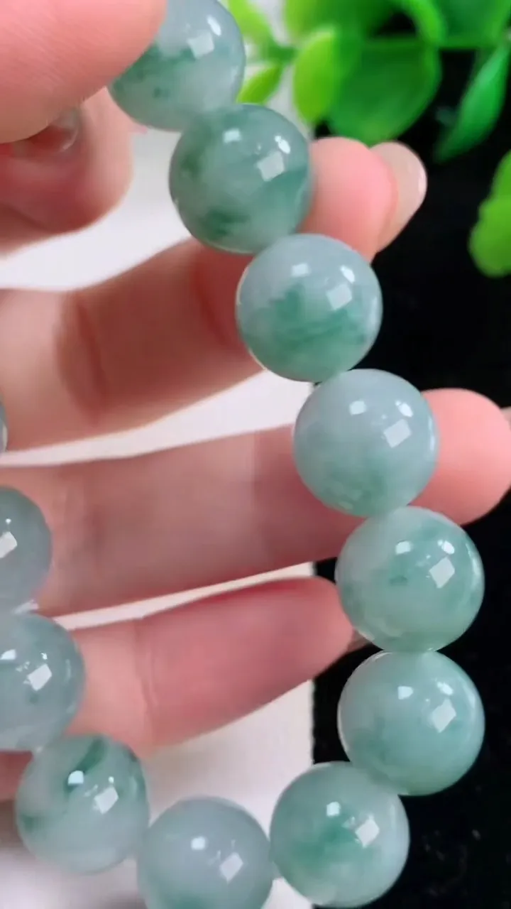 天然A货翡翠飘花圆珠手串，尺寸12.3-16颗，重量:54.17g12月2日
工厂直销收藏佳品,种好水足，色泽均匀，有种有色，上手高大气！