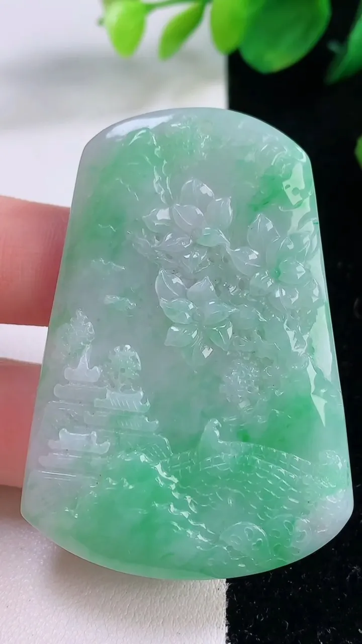 天然A货翡翠山水牌吊坠，尺寸57-39.4-6.2，重量:33.84g
12月2日
