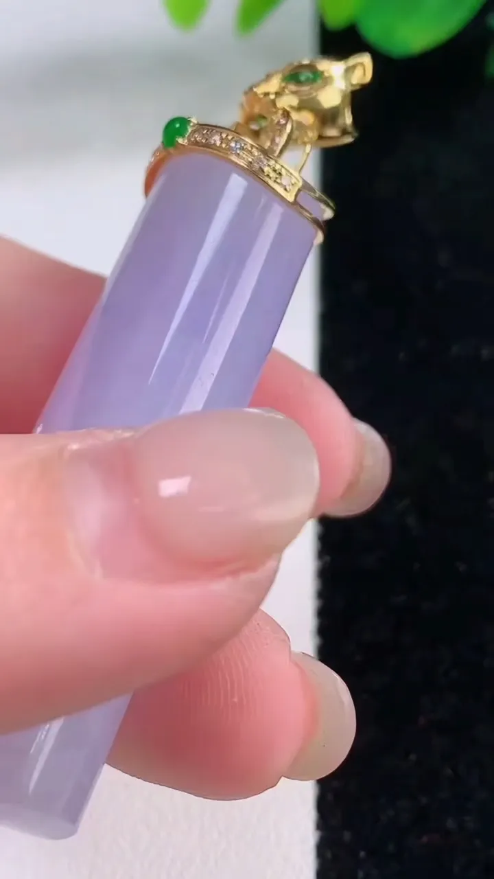 天然A货翡翠18K金紫罗兰无事牌吊坠，尺寸50.8-17-11.4，重量:27.17g
12月2日