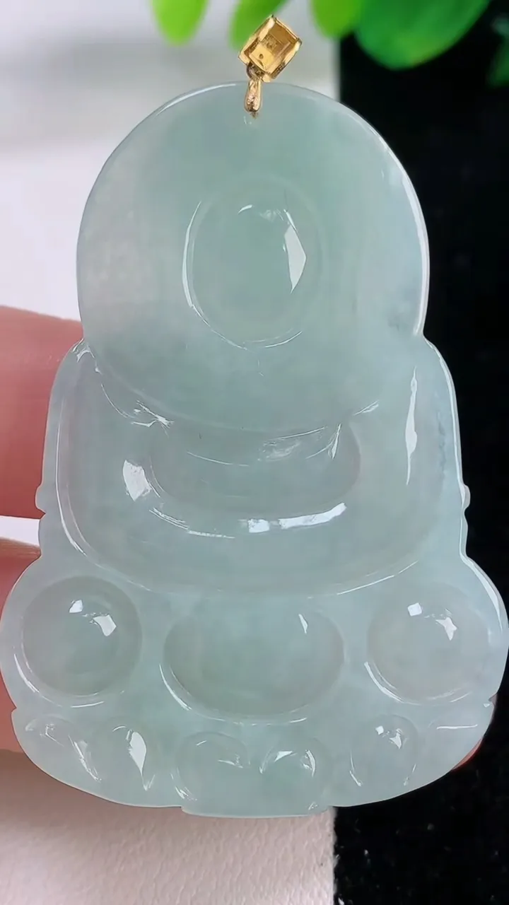 天然A货翡翠观音菩萨吊坠，尺寸53.7-37.3-6，重量:20.08g
12月2日