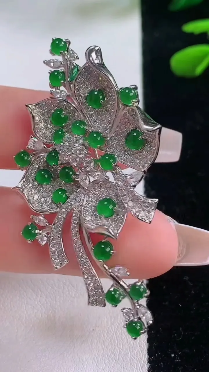 天然A货翡翠蛋面胸针，尺寸3.3，重量:9.60g
12月2日