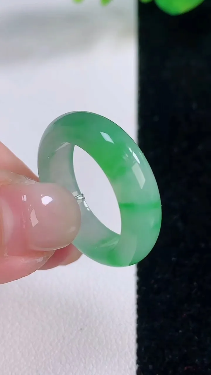 天然A货翡翠指环戒指，尺寸18.5-5.8-3.5，重量:4.72g2025年12月2日
工厂直销收藏佳品,种好水足，色泽均匀，有种有色，上手高大气！