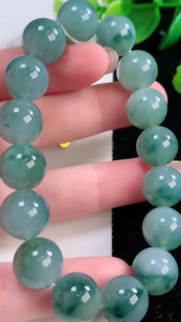 天然A货翡翠种飘花圆珠手串，尺寸12-16颗，重量:49.70g12月2日
工厂直销收藏佳品,种好水