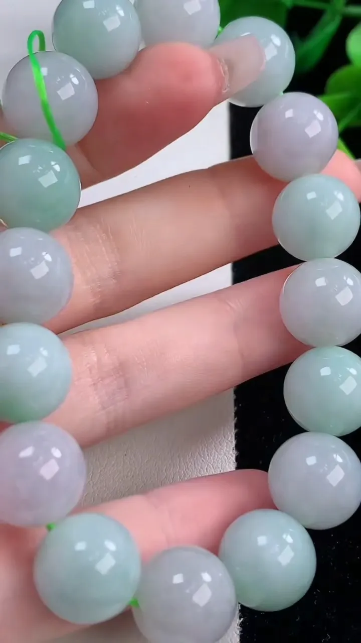 天然A货翡翠圆珠手串，尺寸12.5-16颗，重量:56.83g12月2日
工厂直销收藏佳品,种好水足，色泽均匀，有种有色，上手高大气！