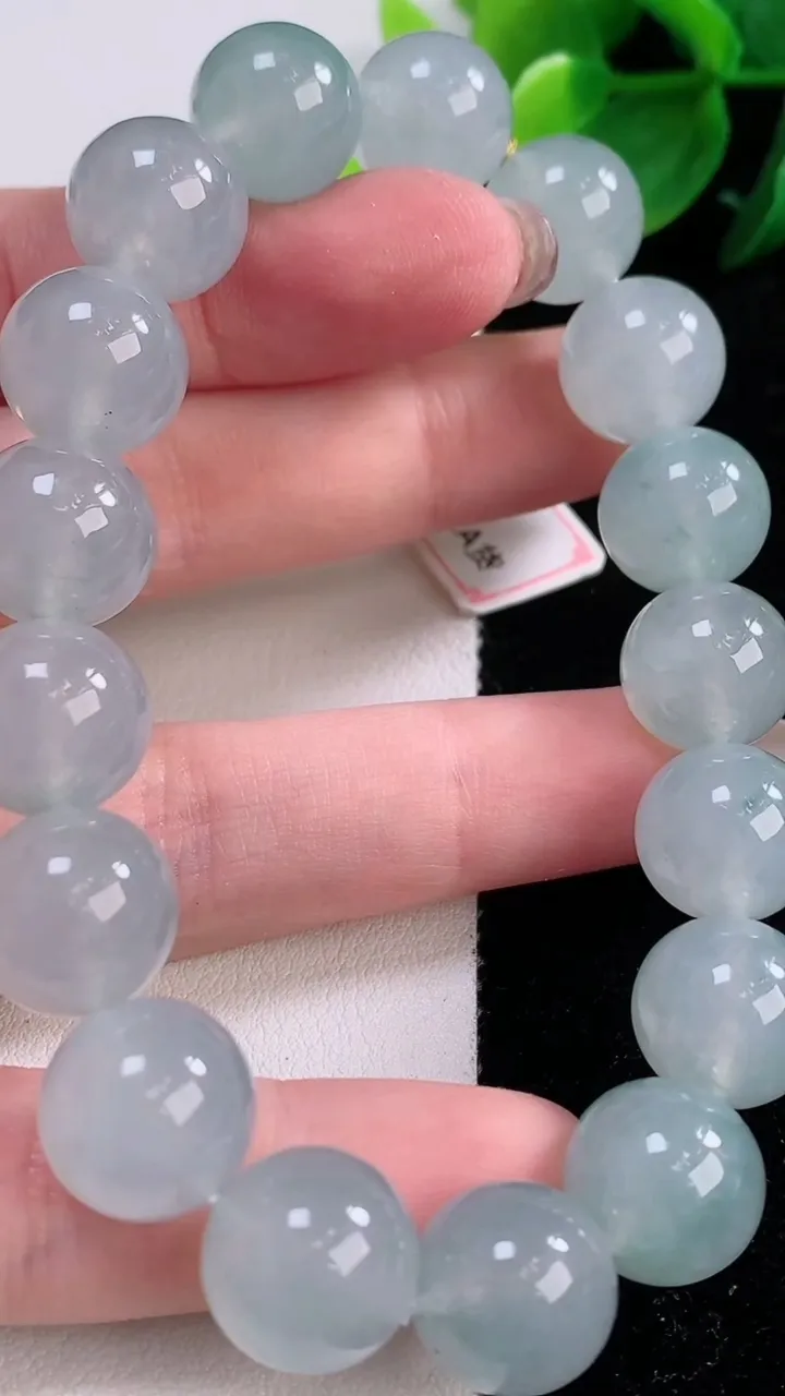 天然A货翡翠种飘花圆珠手串，尺寸12.3-17颗，重量:56.42g12月2日
工厂直销收藏佳品,种