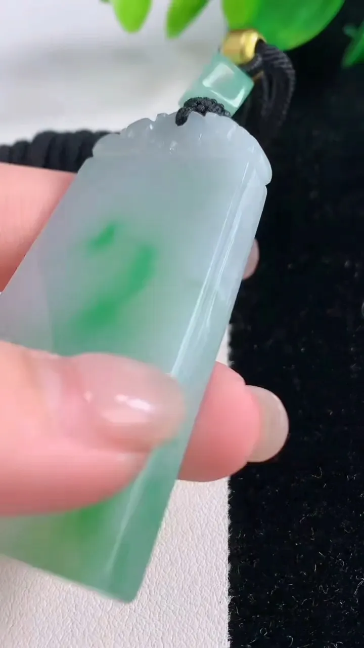 天然A货翡翠仿古无事牌吊坠，尺寸57.7-35.4-6.2，重量:40.14g
12月2日