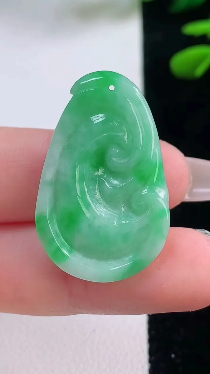 天然A货翡翠如意吊坠，尺寸31.7-19.7-5.9，重量:6.33g
12月2日