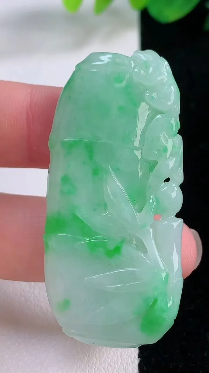 天然A货翡翠节节高升 竹节吊坠，尺寸51.3-23.5-6.4，重量:18.04g
12月2日