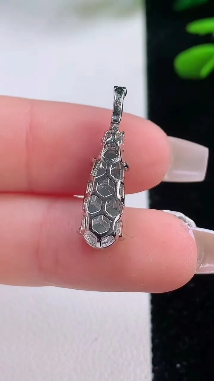 天然A货翡翠福瓜吊坠，尺寸16.7-7.3-6.8，重量:1.72g
12月2日