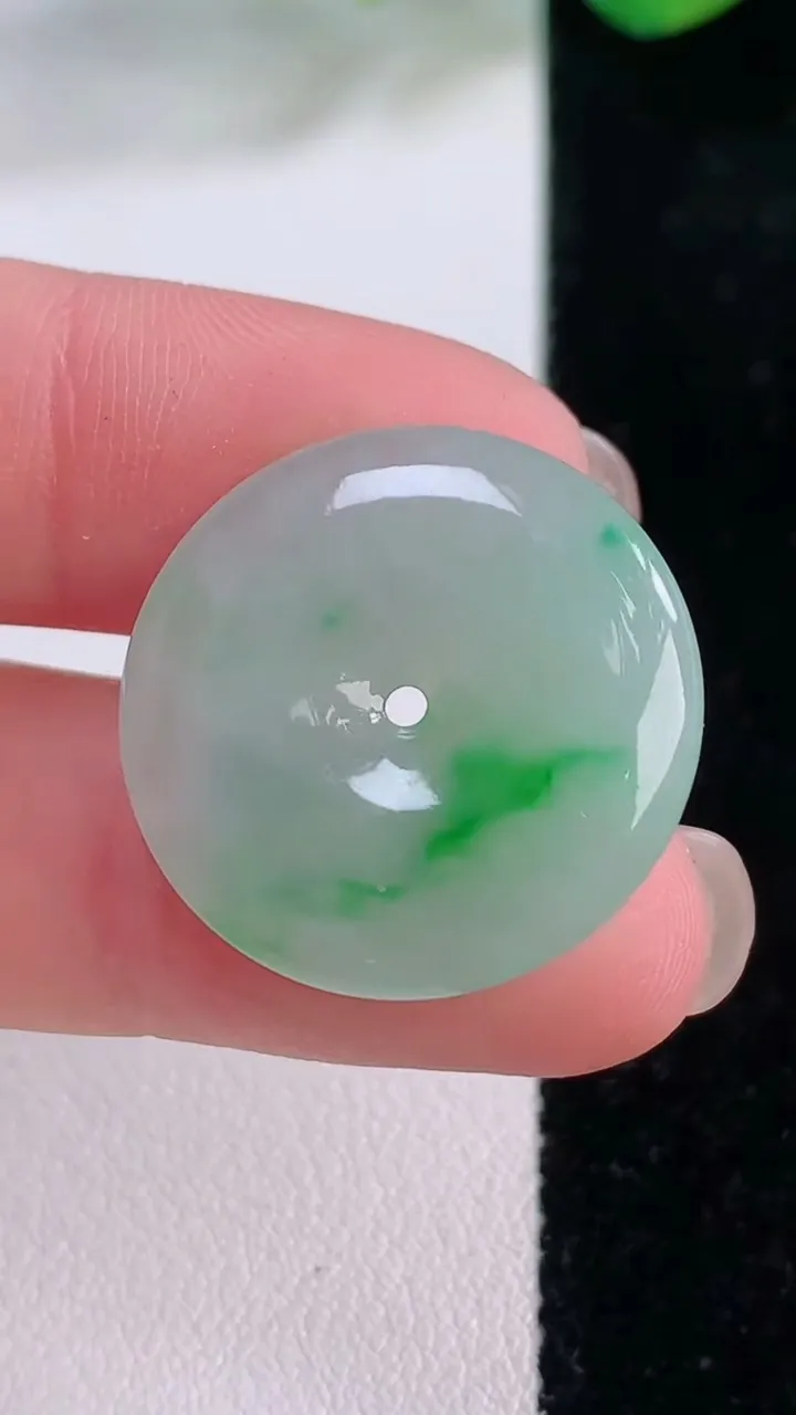 天然A货翡翠平安扣吊坠，尺寸23-4.6，重量:5.21g
12月2日