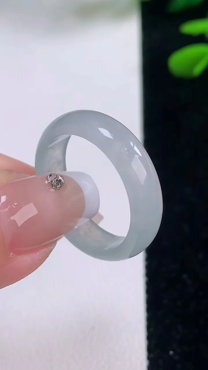 天然A货翡翠指环戒指，尺寸19.5-2.3，重量:3.12g2025年12月2日
工厂直销收藏佳品,种好水足，色泽均匀，有种有色，上手高大气！