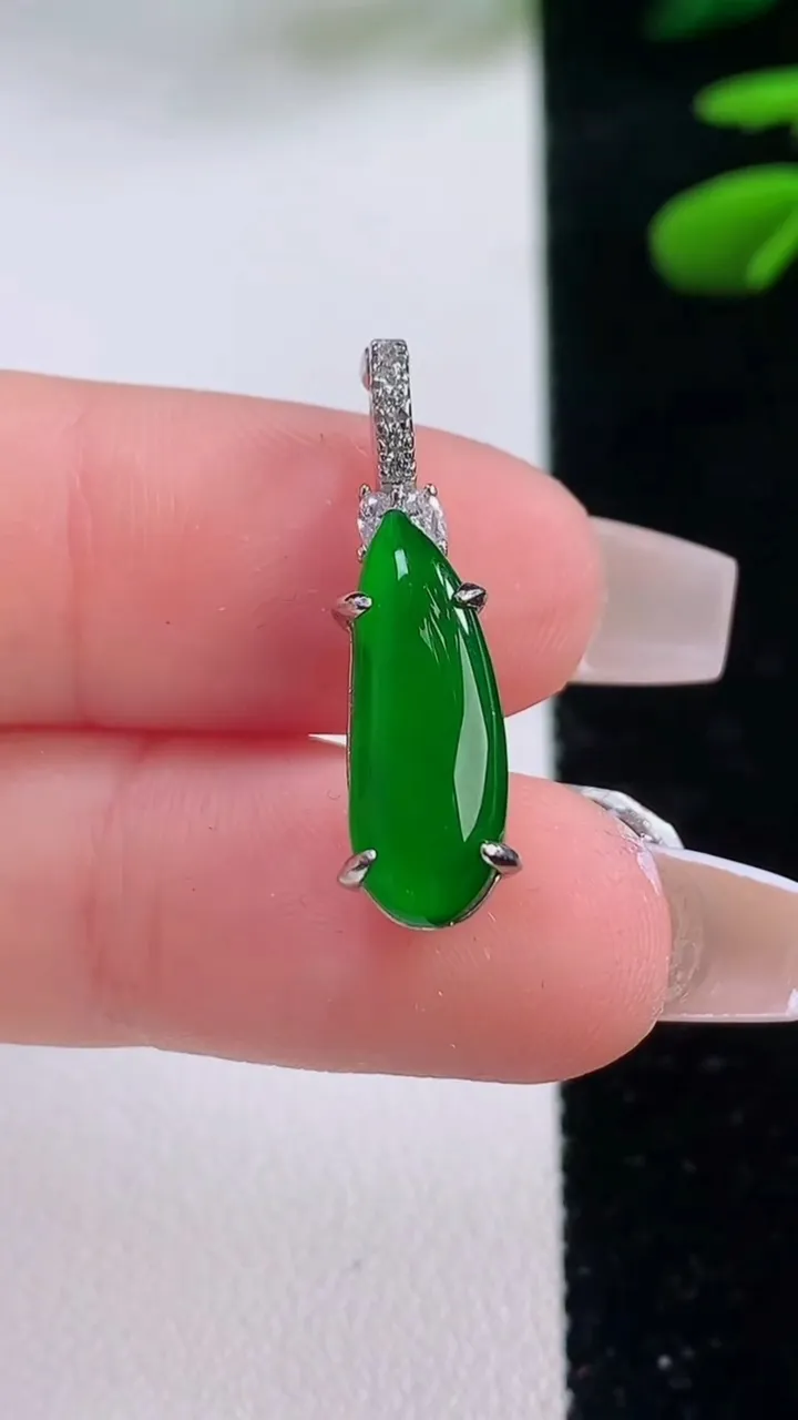 天然A货翡翠福瓜吊坠，尺寸16.7-7.3-6.8，重量:1.72g
12月2日