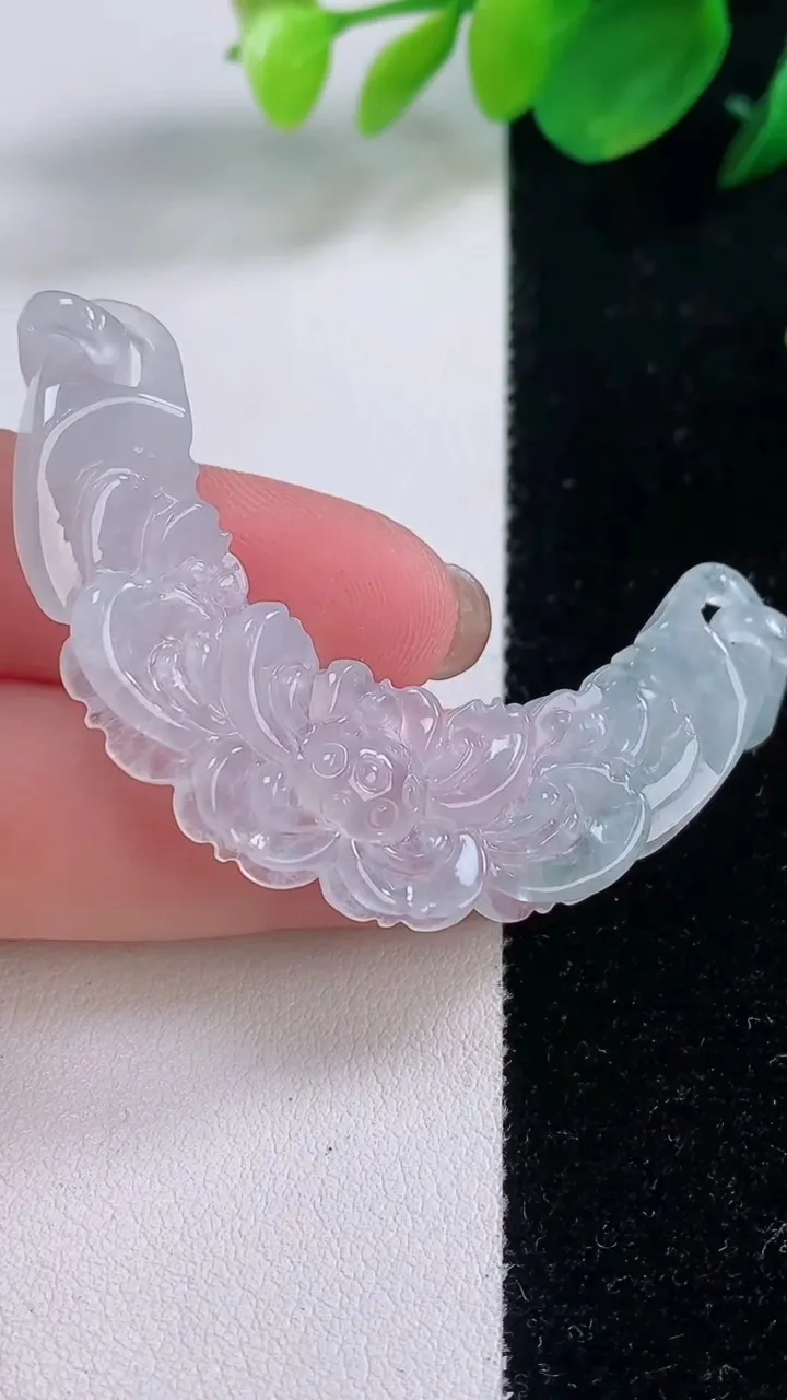 天然A货翡翠冰种飘花和和美美 荷花手牌，尺寸52.4-13.4-4.9，重量:11.87g
12月2日