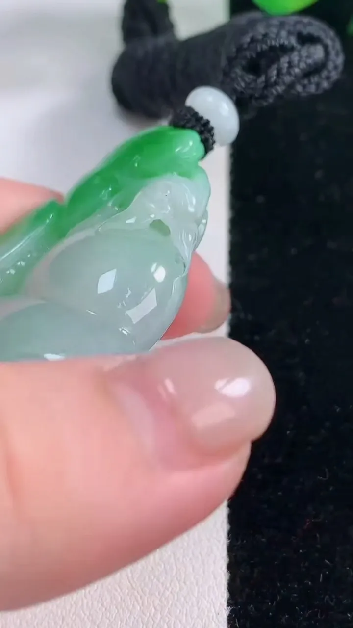 天然A货翡翠葫芦吊坠，尺寸54.8-32.3-11.7，重量:41.24g
12月2日