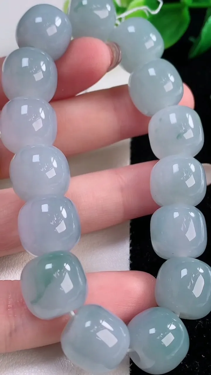 天然A货翡翠种飘花路路通手串，尺寸12-13.4-15颗，重量:7089g12月2日
工厂直销收藏佳品,种好水足，色泽均匀，有种有色，上手高大气！