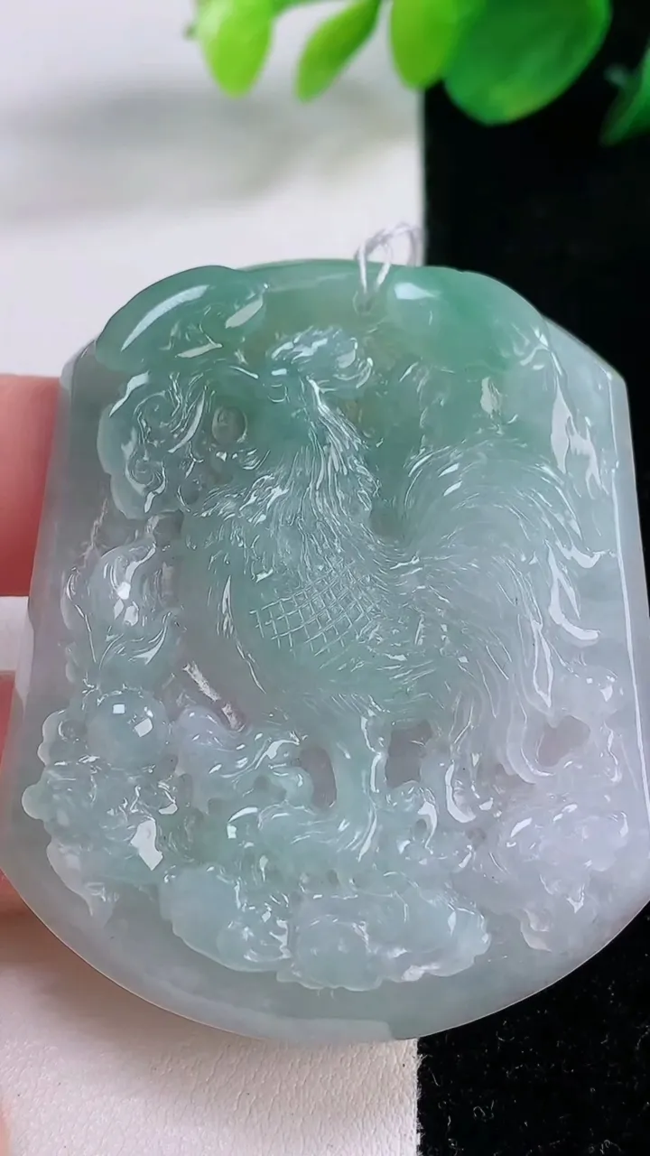 天然A货翡翠生肖鸡吊坠，尺寸55-45.6-5.8，重量:31.64g
12月2日