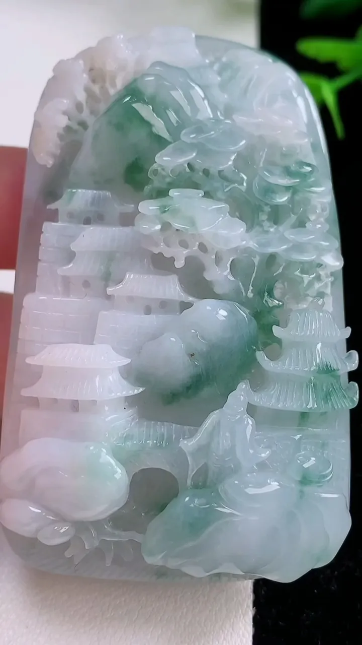 天然A货翡翠牌吊坠，尺寸66.3-42-14.5，重:70.21g
12月2日