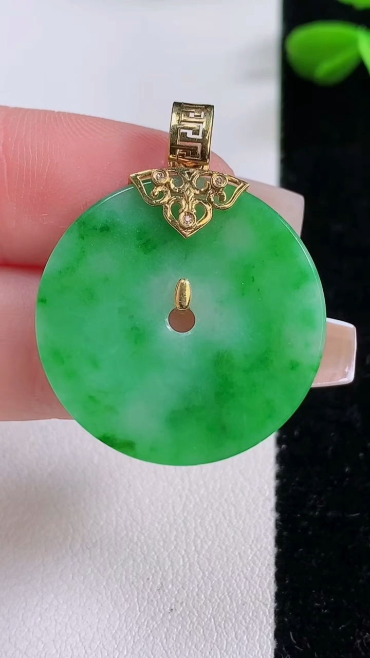 天然A货翡翠平安扣吊坠，尺寸26.3-13，重:3.68g
12月2日