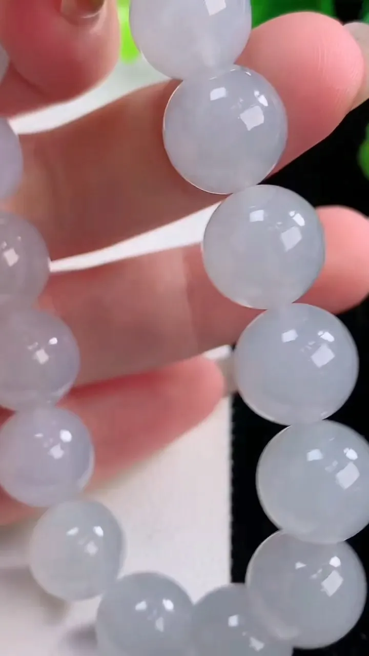 天然A货翡翠种白冰圆珠手串，尺寸12-17颗，重量:53.57g12月2日
工厂直销收藏佳品,种好水足，色泽均匀，有种有色，上手高大气！