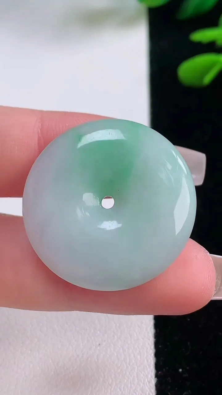 天然A货翡翠平安扣吊坠，尺寸28.3-5.2，重量:8.90g
12月2日