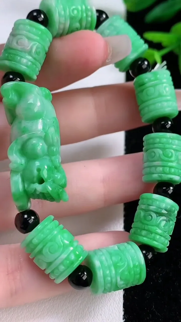 天然A货翡翠路路通手串，尺寸12.7-10.5，重:40.03g12月2日
工厂直销收藏佳品,种好水足，色泽均匀，有种有色，上手高大气！