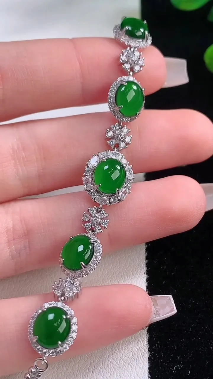 天然A货翡翠蛋面手链，尺寸7.6-6.8，重量:6.72g
12月2日