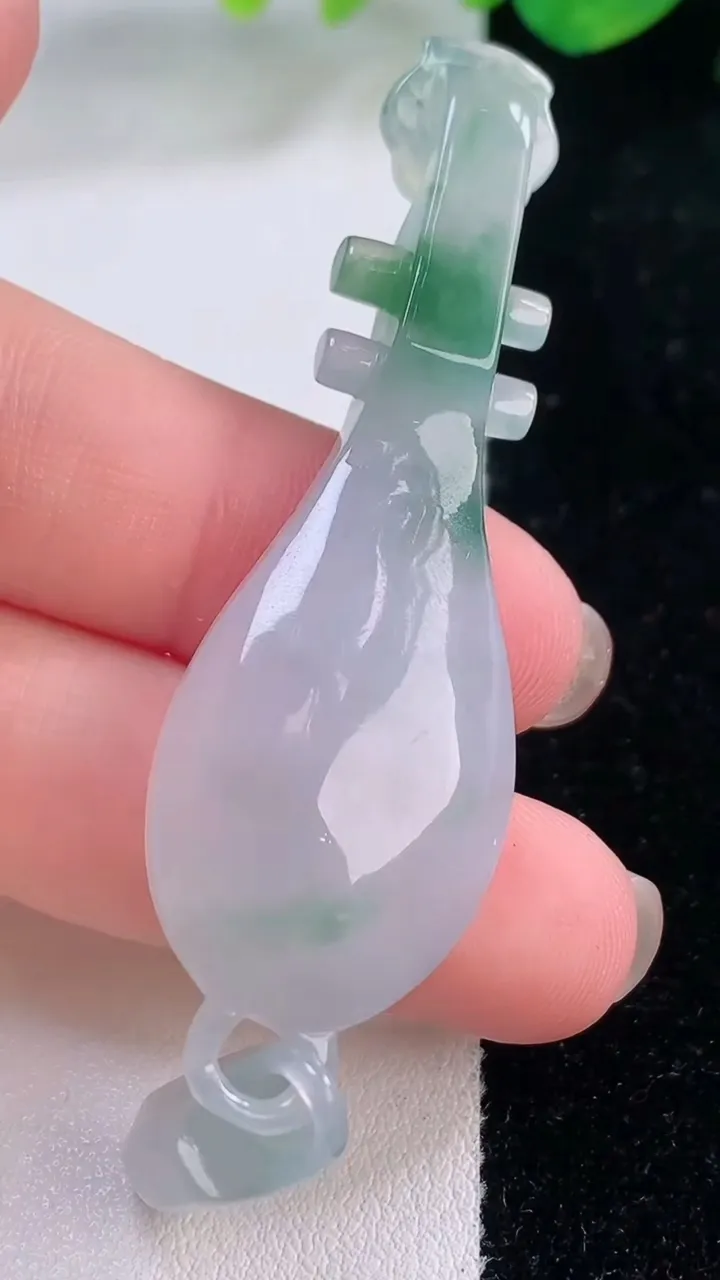 天然A货翡翠冰种飘花琵琶吊坠，尺寸78-18.3-6.4，重量:12.24g
12月2日