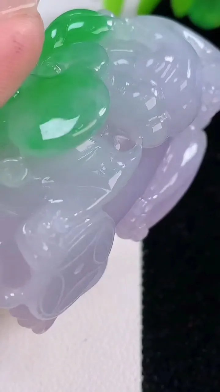 天然A货翡翠指环扳指，尺寸20.5-12-4.6，重量:13.60g2025年12月2日
工厂直销收藏佳品,种好水足，色泽均匀，有种有色，上手高大气！