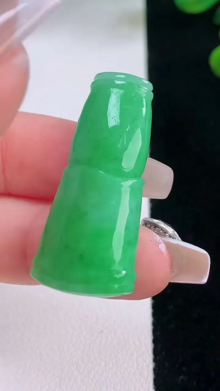 天然A货翡翠节节高升 竹节吊坠，尺寸36.6-17-7.9，重量:9.71g
12月2日