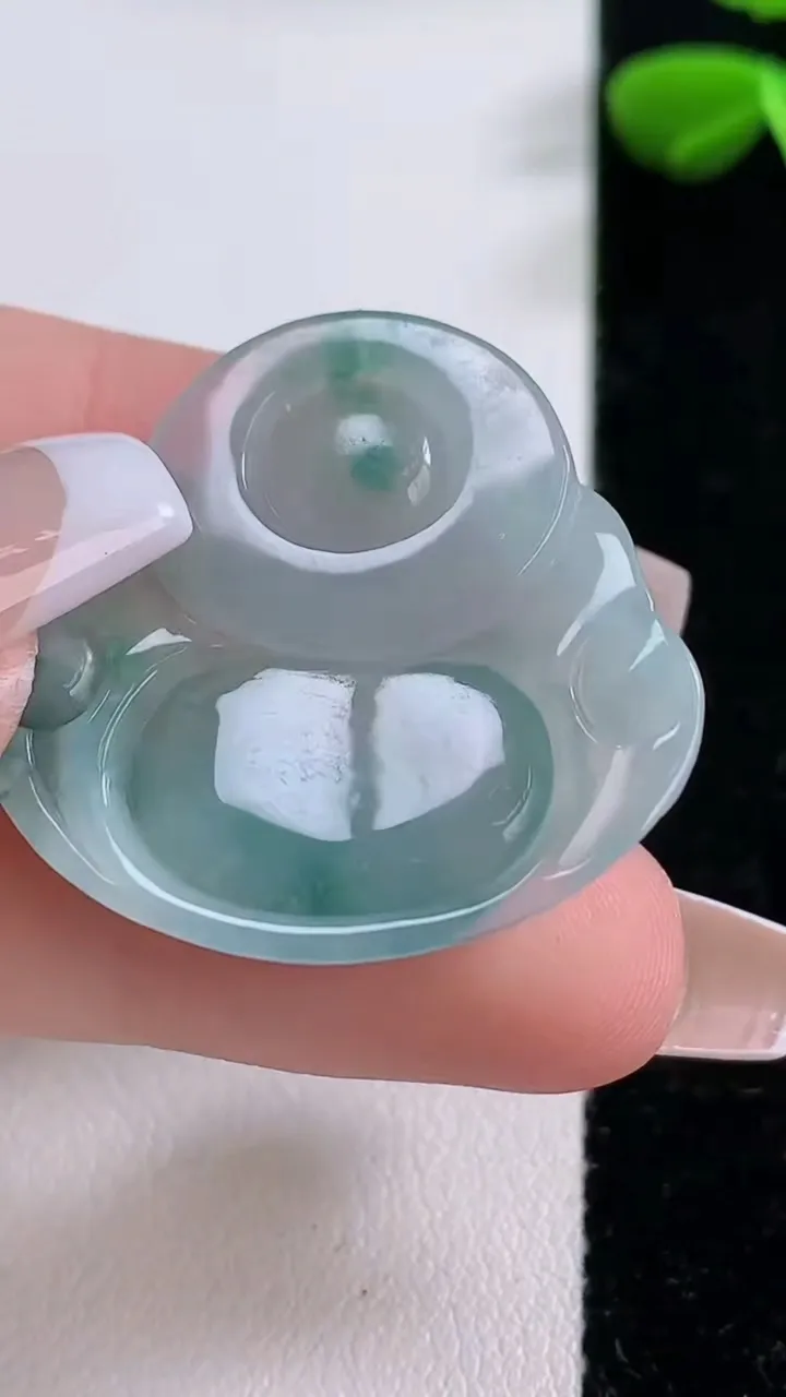 天然A货翡翠冰种飘花佛公吊坠，尺寸29-30.6-6.2，重:8.22g
12月2日