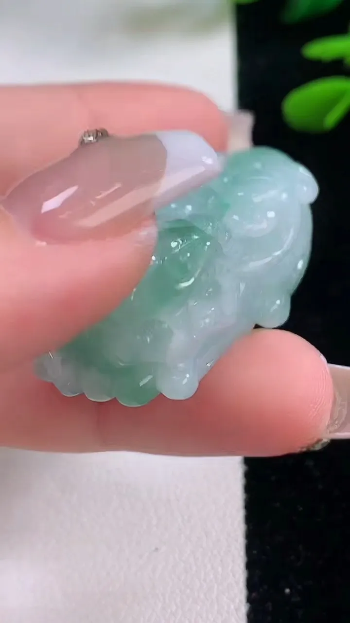 天然A货翡翠霸王貔貅吊坠，尺寸37-19.5-15，重量:27.62g
12月2日