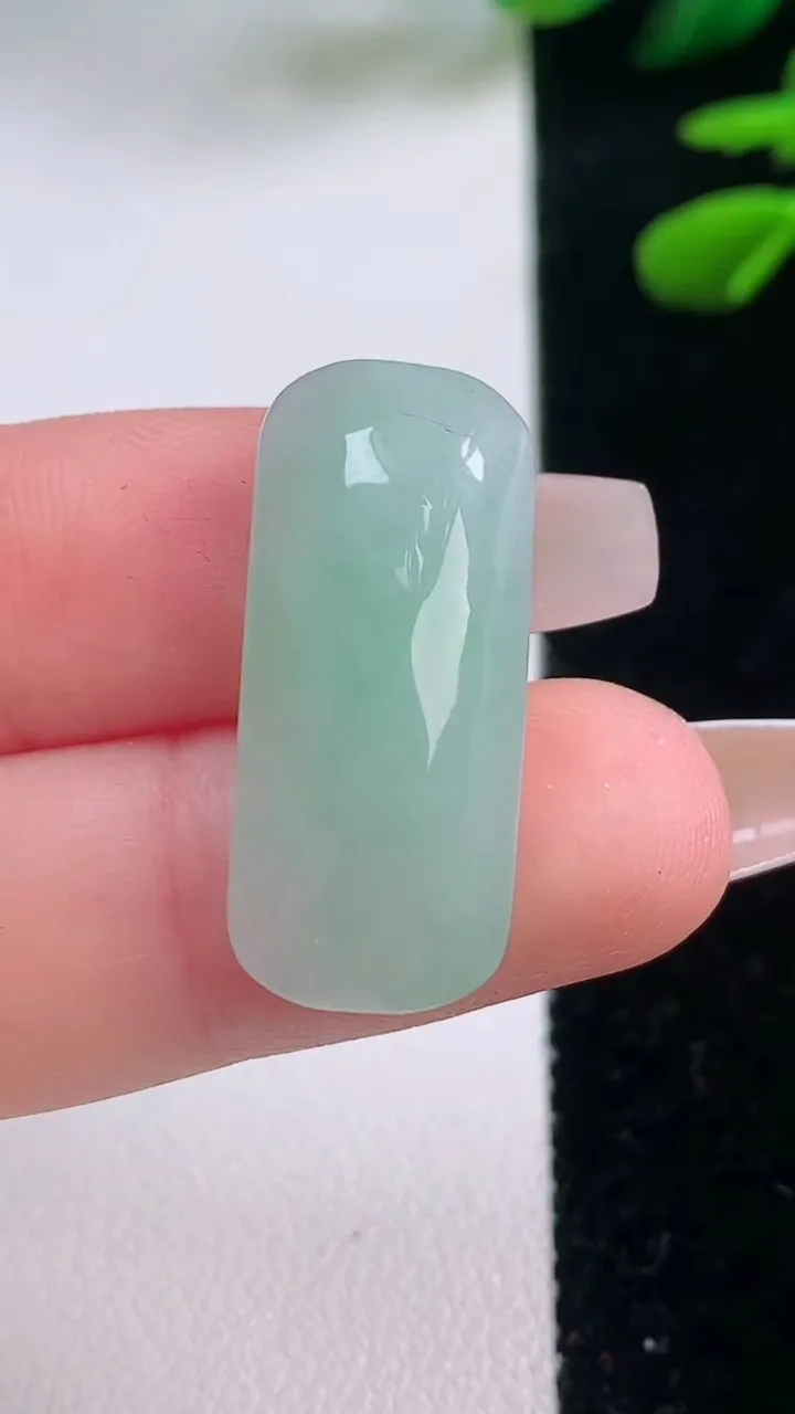 天然A货翡翠马鞍戒面，尺寸27-11.7-7，重量:5.60g
12月2日