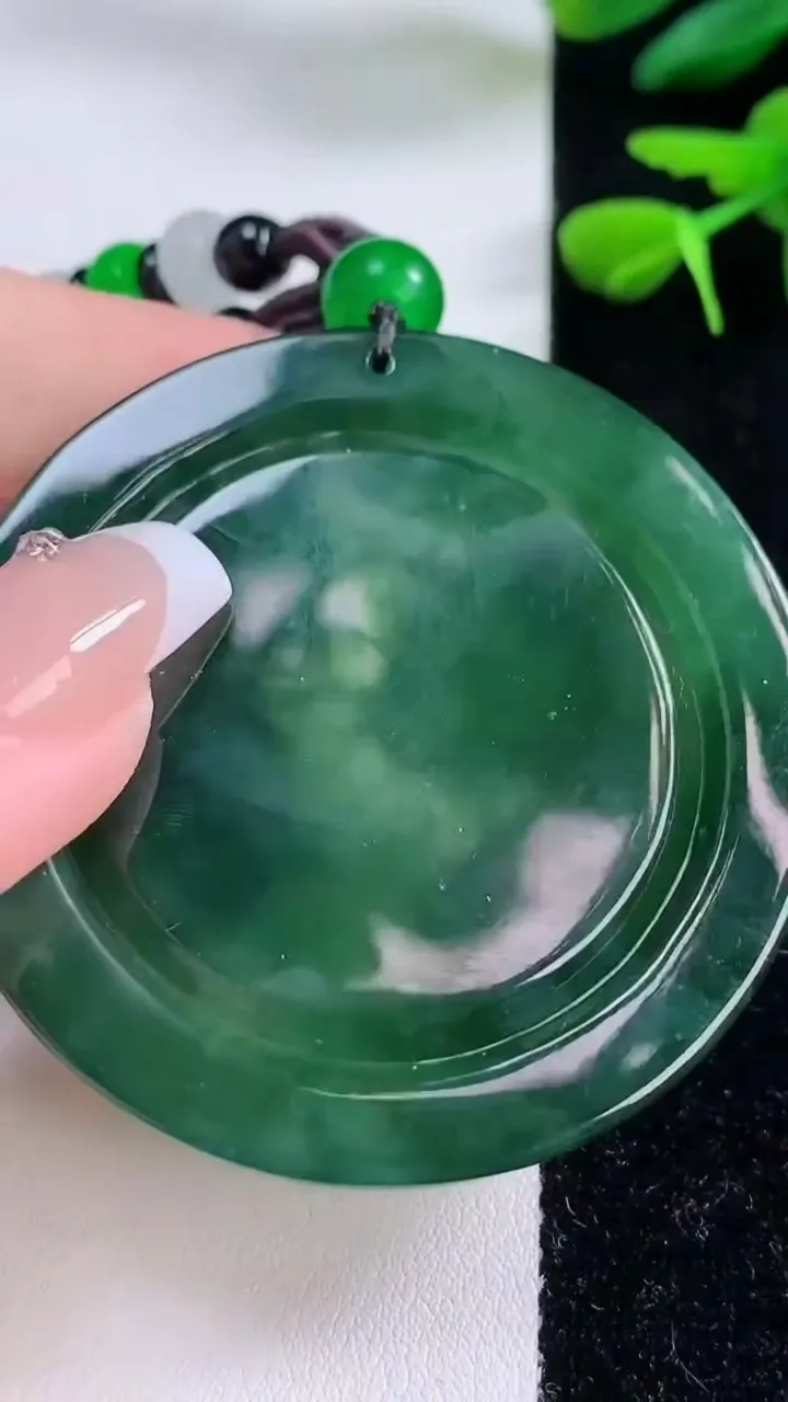 天然A货翡翠豹子吊坠，尺寸53.5-8，重:44.74g
12月2日