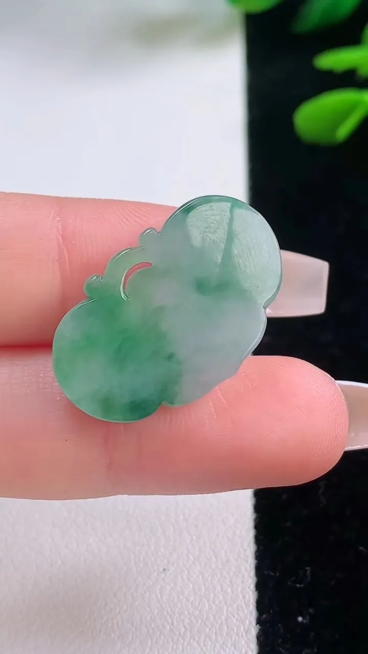 天然A货翡翠如意头吊坠，尺寸16.4-25.5-4.3，重量:4.11g
12月2日