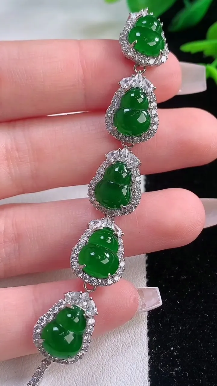 天然A货翡翠蛋面手链，尺寸9.8-7.5，重量:8.69g
12月2日