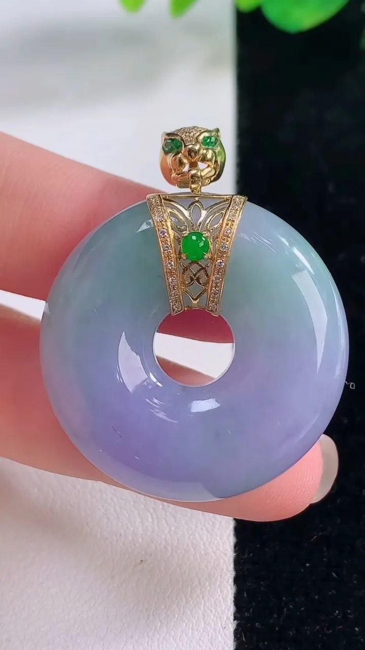 天然A货翡翠18K金春带彩紫罗兰平安环吊坠，尺寸29.7-10，重量:22.55g
12月2日