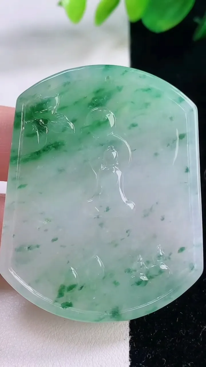 天然A货翡翠普贤菩萨吊坠，尺寸54-42.7-5.4，重量:29.64g
12月2日