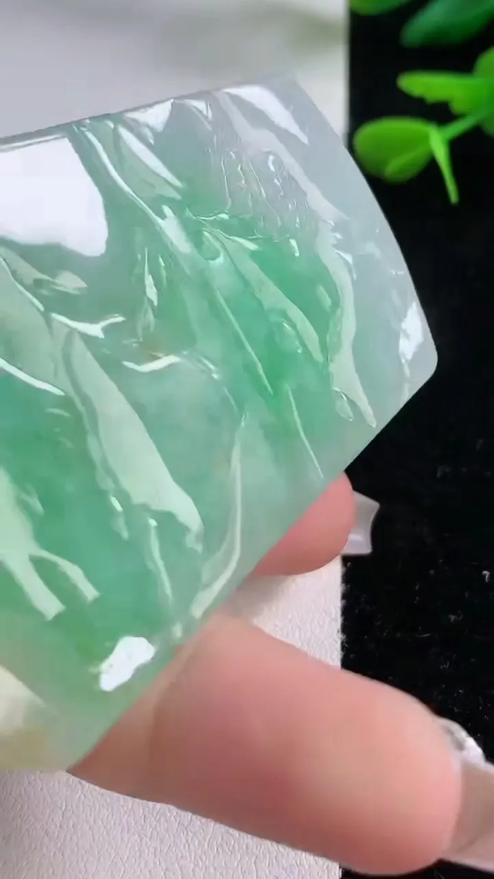 天然A货翡翠山水牌吊坠，尺寸65-45-13，重:71.66g
12月2日