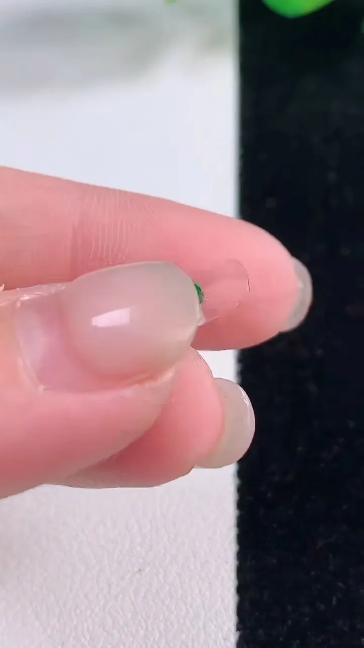 天然A货翡翠蛋面镶嵌件一对，尺寸7-6.7-3.8，重量:0.58g
12月2日