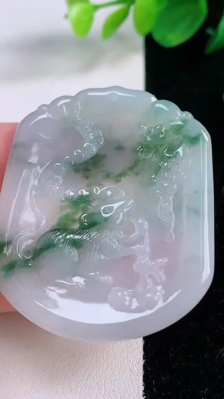 天然A货翡翠飘花生肖鼠吊坠，尺寸51-42.6-4，重量:19.12g
12月2日