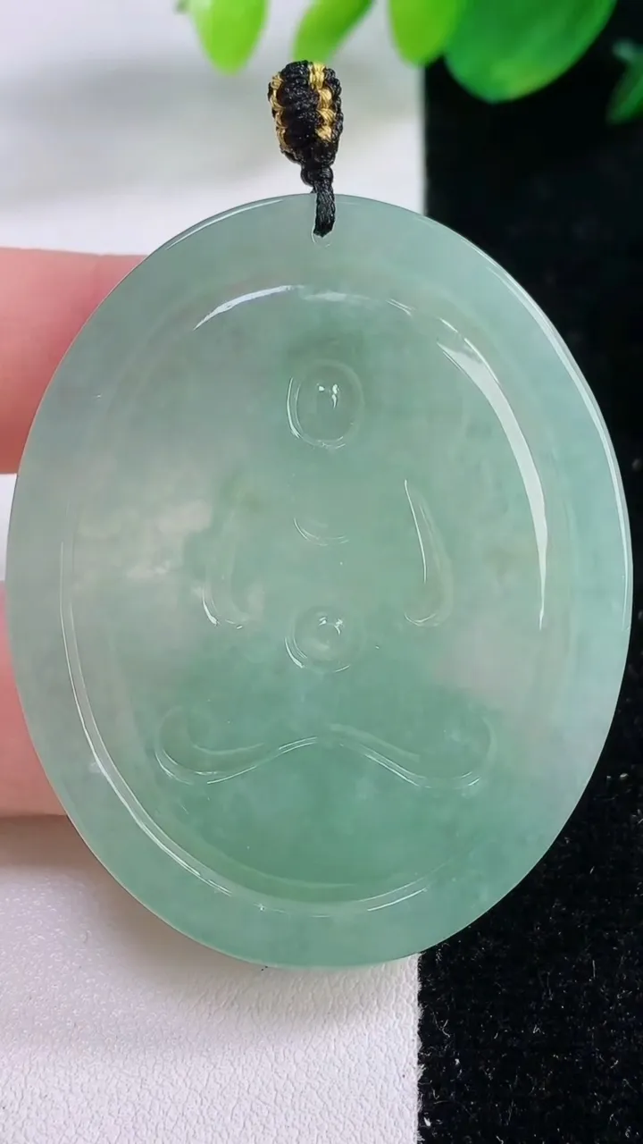 天然A货翡翠不动明王吊坠，尺寸52-42.2-5.6，重量:25.37g
12月2日