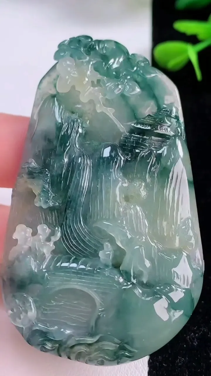 天然A货翡翠牌吊坠，尺寸65-40-10，重:45.00g
12月2日