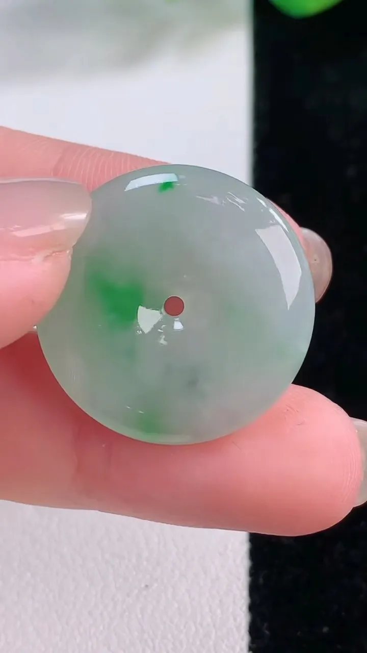 天然A货翡翠平安扣吊坠，尺寸23-4.6，重量:5.21g
12月2日